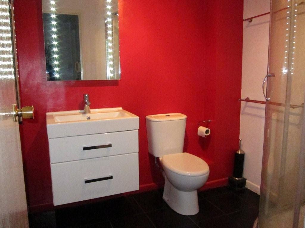 London accommodation apartment bathroom